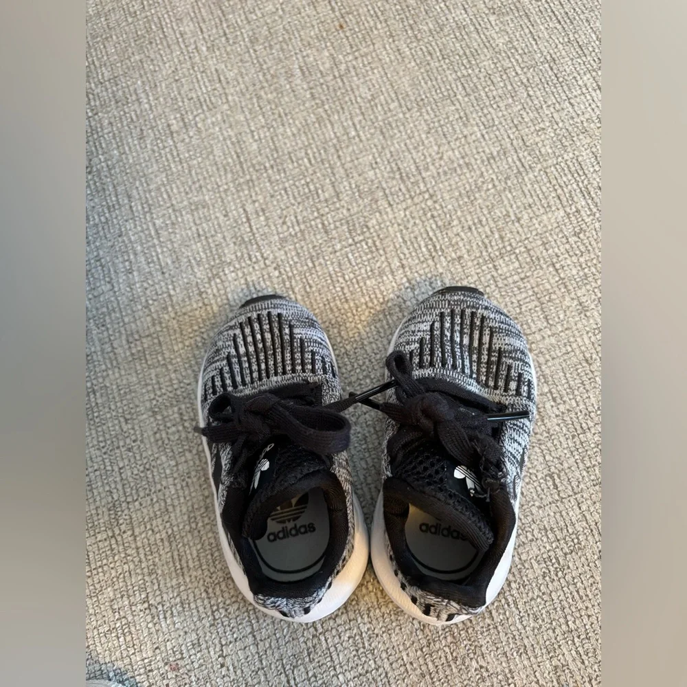 New Baby Adidas size 4 - Picture 4 of 5